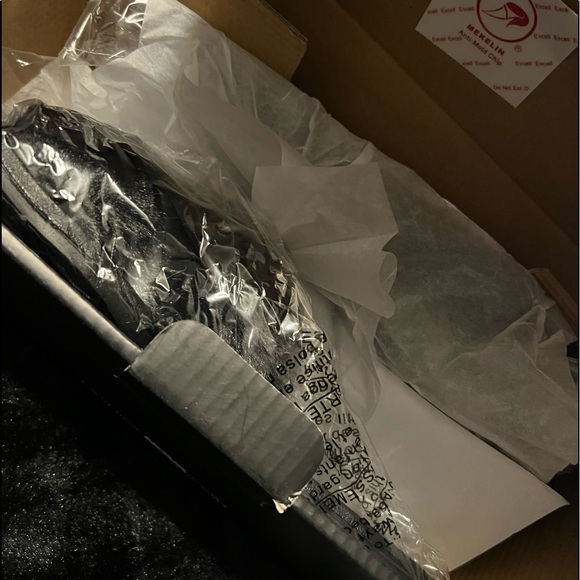 Fashion Nova Black Faux Fur Slides - Picture 6 of 9